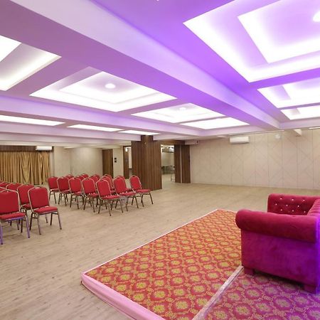 Hotel Privya Rooms And Banquet สุรัต ภายนอก รูปภาพ