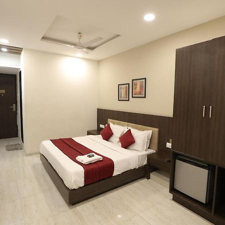 Hotel Privya Rooms And Banquet สุรัต ภายนอก รูปภาพ