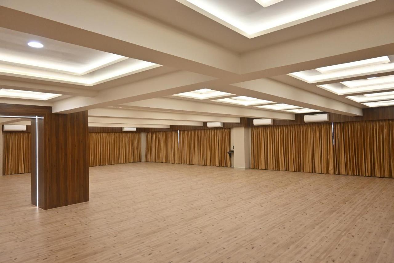 Hotel Privya Rooms And Banquet สุรัต ภายนอก รูปภาพ