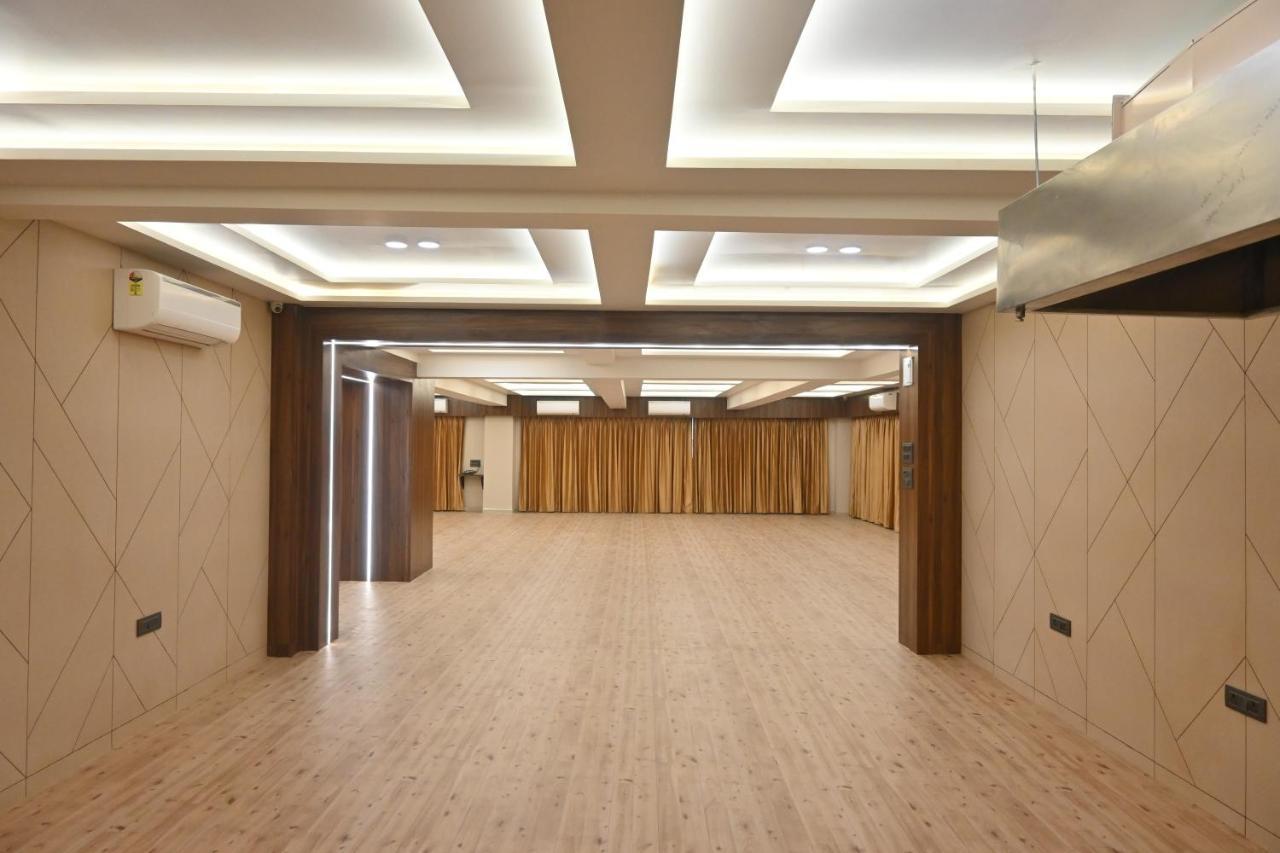 Hotel Privya Rooms And Banquet สุรัต ภายนอก รูปภาพ
