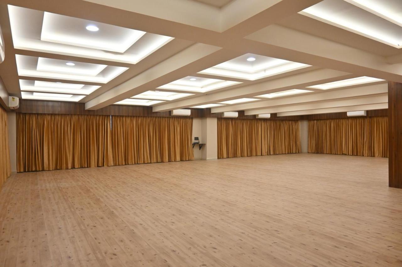 Hotel Privya Rooms And Banquet สุรัต ภายนอก รูปภาพ
