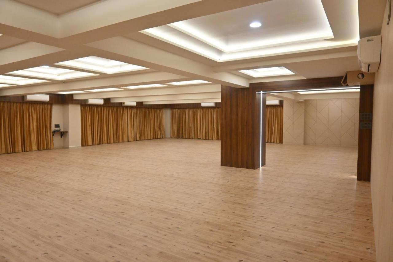 Hotel Privya Rooms And Banquet สุรัต ภายนอก รูปภาพ