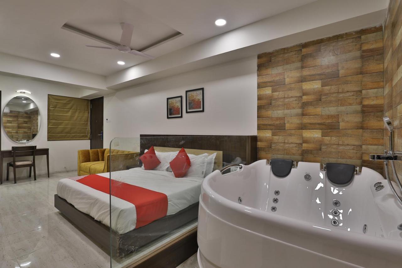 Hotel Privya Rooms And Banquet สุรัต ภายนอก รูปภาพ