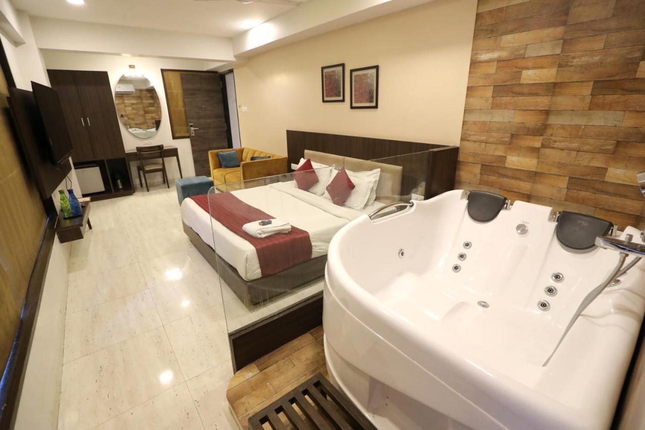 Hotel Privya Rooms And Banquet สุรัต ภายนอก รูปภาพ