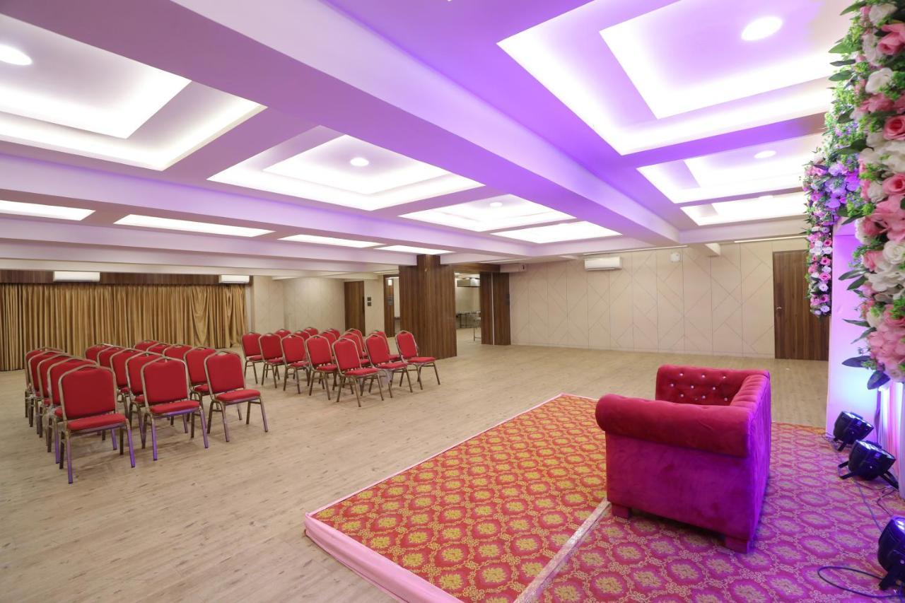 Hotel Privya Rooms And Banquet สุรัต ภายนอก รูปภาพ