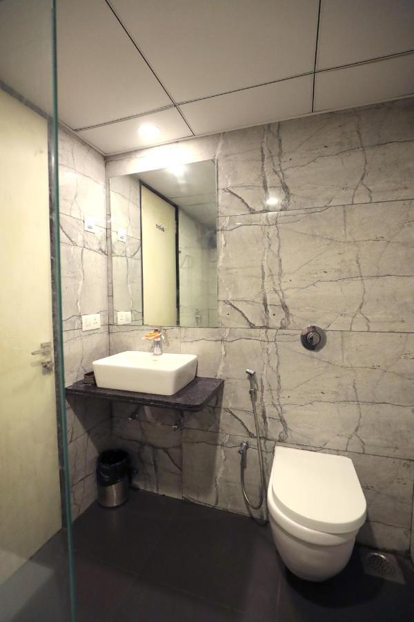 Hotel Privya Rooms And Banquet สุรัต ภายนอก รูปภาพ