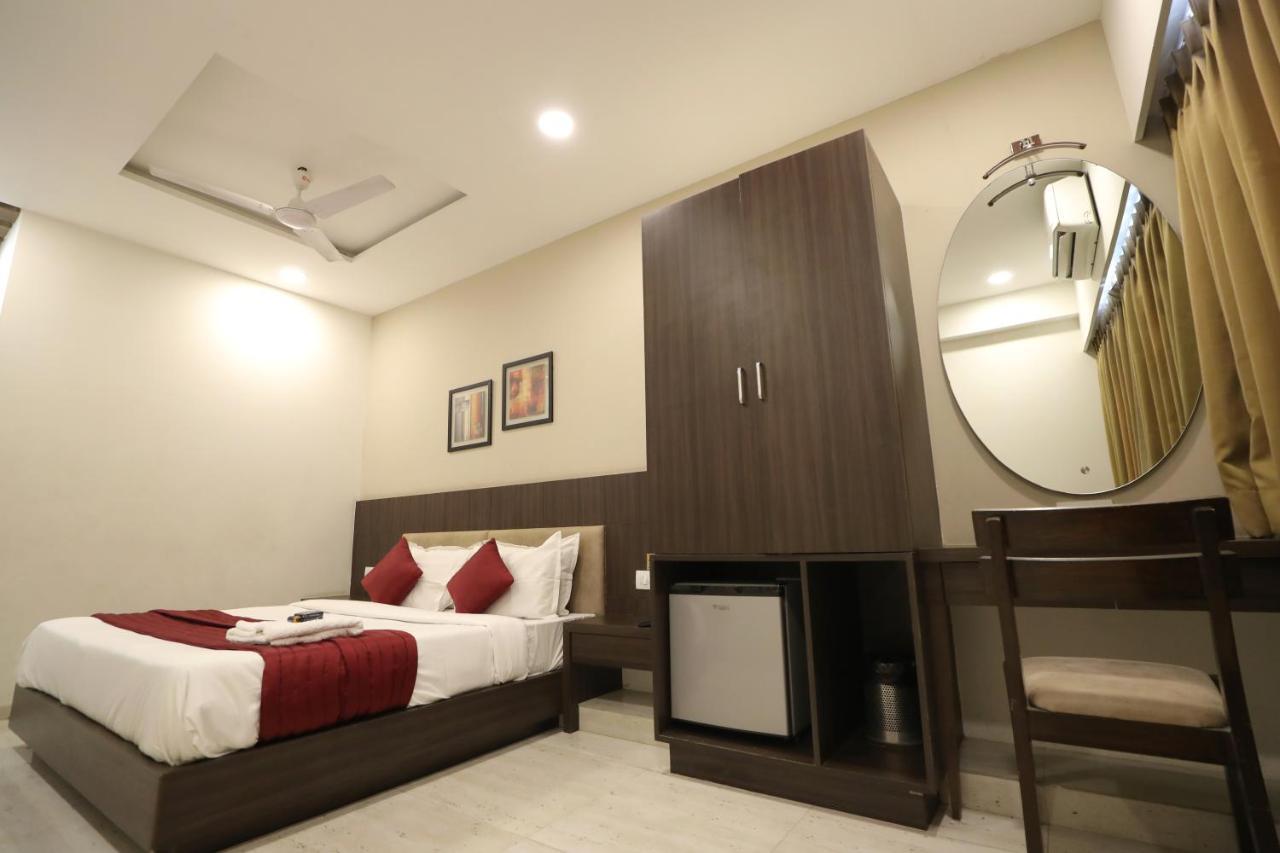 Hotel Privya Rooms And Banquet สุรัต ภายนอก รูปภาพ