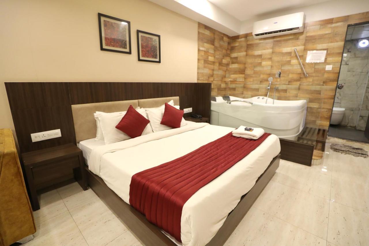 Hotel Privya Rooms And Banquet สุรัต ภายนอก รูปภาพ