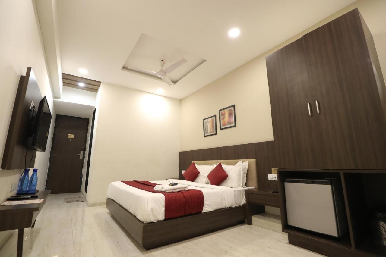 Hotel Privya Rooms And Banquet สุรัต ภายนอก รูปภาพ