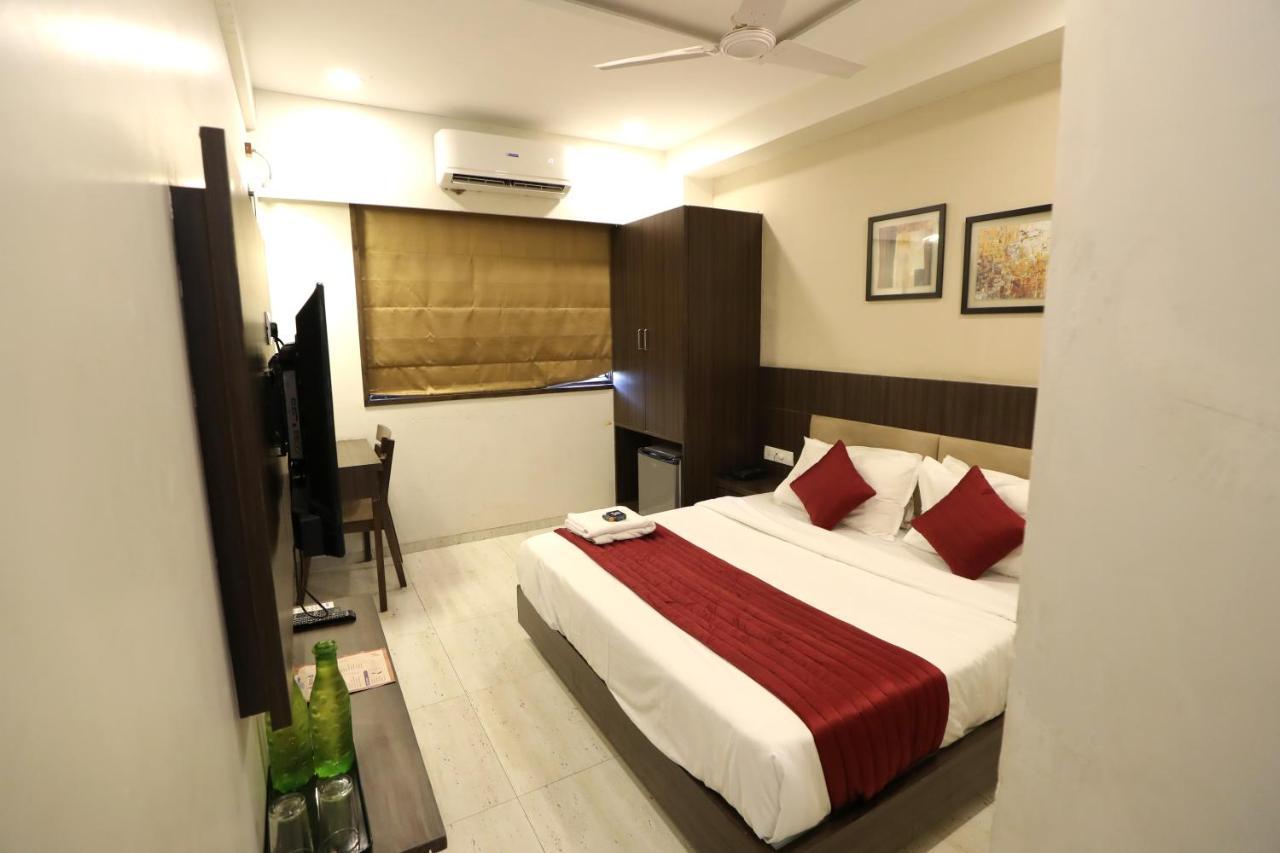 Hotel Privya Rooms And Banquet สุรัต ภายนอก รูปภาพ