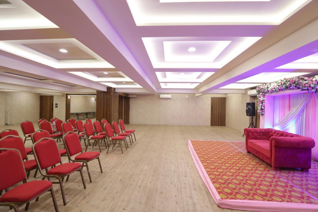 Hotel Privya Rooms And Banquet สุรัต ภายนอก รูปภาพ